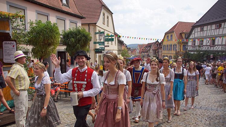 Heimspiel in Zeil: Bierprinz Sebastian Gocker bei der Eröffnung des Zeiler AltstadtweinfestesSabine Weinbeer