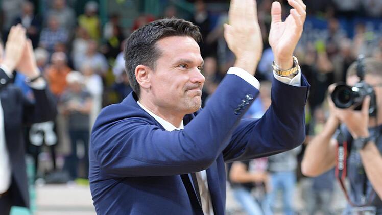 Bayreuths Trainer Raoul Korner feiert mit den Fans.Peter Mularczyk