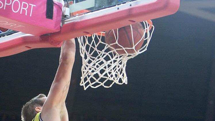 Gregor Hrovat versenkt den Ball zum Zwischenstand von 71:71. Foto: Peter Mularczyk