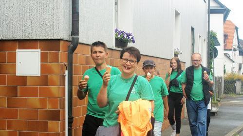 Auf dem Weg zur nächsten Station gab es für die Minis aus  Neuengrün leckeres Eis der Bäckerei Schauer.Susanne Deuerling