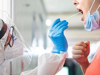 Die Corona-Tests laufen auf Hochtouren. Symbolbild: Moritz Frankenberg/dpa