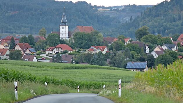 Nach einem geeigneten Dach f&uuml;r ein Storchennest ab kommendem Jahr wird jetzt gesucht, nachdem sich am Wochenende elf St&ouml;rche m&ouml;glicherweise auf der Suche nach Nistm&ouml;glichkeiten in Rugendorf umgeschaut hatten.