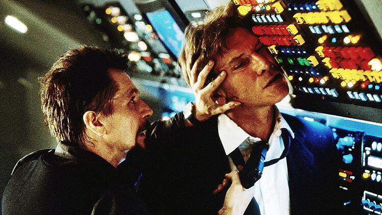 Der russische Terrorist Ivan Korshunov (Gary Oldman, links) bedroht US-Pr&auml;sident Marshall (Harrison Ford).
