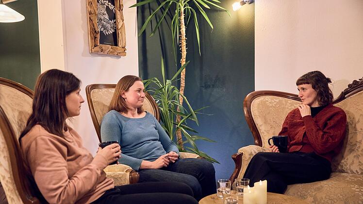 Klar (rechts) ist froh, dass sie sich mit Freundinnen gut besprechen kann.