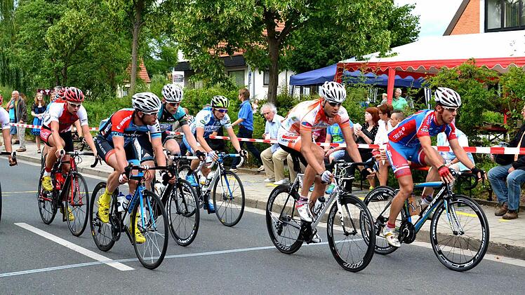 Auf der Zielgeraden wurden mit dem "großen Blatt" nicht nur die Höchstgeschwindigkeiten gefahren, sondern für besondere Spannung war stets bei der Vergabe der Geld- und Punkteprämien gesorgt. Foto: Dieter Radziej