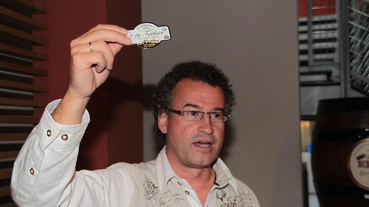 Die härteste Währung der Welt zeigt Chef-Organisator Michael Schmid: die Biermarke.