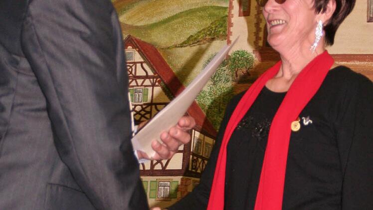 Paul Kolb, Vizepräsident des Fränkischen Sängerbundes, überreicht die Goldene Ehrennadel an Vorsitzende Waltraud Wirsching. Foto: W. Vogel