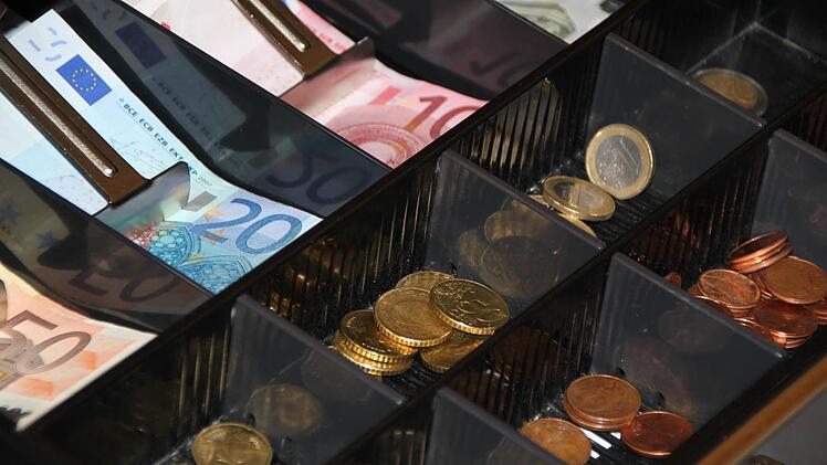 Griff in die Stadtkasse: Damit der Haushalt formal ausgeglichen bleibt, werden liquide Mittel Stück für Stück aufgezehrt. Foto: Ulrike Müller