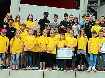 Am Donnerstag übergab Schulleiter Wolfgang Hoydem eine Spende von 5100 Euro an Uwe Rendigs und Hartmut Bohl (hinten, von rechts). Neben den Klassensiegern wurden Ali Haidary und Gabriel König (vorne, von rechts) als Sieger von Grund- und Mittelstufe ausgezeichnet. Schulsprecherin Michelle Vogt hielt den Scheck über die "erlaufenen" 3700 Euro. Foto: Bettina Knauth