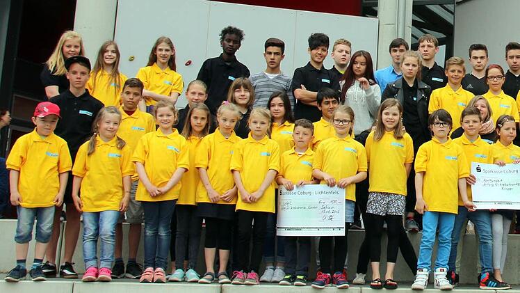 Am Donnerstag übergab Schulleiter Wolfgang Hoydem eine Spende von 5100 Euro an Uwe Rendigs und Hartmut Bohl (hinten, von rechts). Neben den Klassensiegern wurden Ali Haidary und Gabriel König (vorne, von rechts) als Sieger von Grund- und Mittelstufe ausgezeichnet. Schulsprecherin Michelle Vogt hielt den Scheck über die "erlaufenen" 3700 Euro. Foto: Bettina Knauth