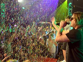 "Die Atzen" sind aus Berlin nach Fuchsstadt zum FC gekommen und heizten den Festgästen ordentlich ein. Foto: Peter Rauch