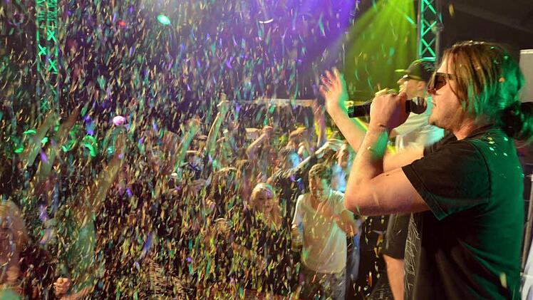 "Die Atzen" sind aus Berlin nach Fuchsstadt zum FC gekommen und heizten den Festgästen ordentlich ein. Foto: Peter Rauch