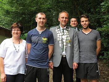 Bürgermeisterin Patricia Schießer mit dem neuen Königshaus (von links): 2. Ritter Fedor Fetsch, Schützenkönig Michael Röder, 1. Ritter Andi Lippert sowie Schützenmeister Michael Fell (hinten) Foto: Doris Bauer
