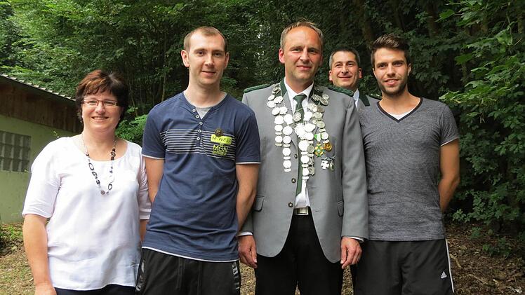 Bürgermeisterin Patricia Schießer mit dem neuen Königshaus (von links): 2. Ritter Fedor Fetsch, Schützenkönig Michael Röder, 1. Ritter Andi Lippert sowie Schützenmeister Michael Fell (hinten) Foto: Doris Bauer