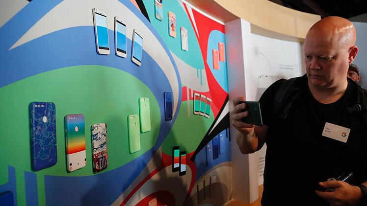 "Pixel"-Smartphones mit unterschiedlich farbigen Hüllen Foto: John G. Mabanglo, dpa