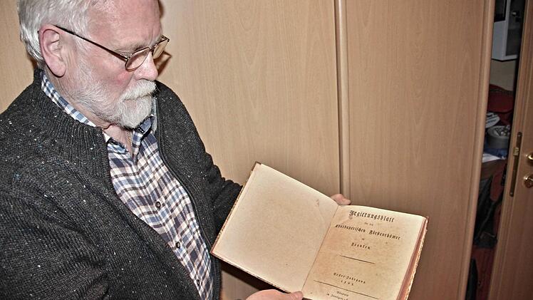 Viele Bücher wälzte Volker Kuhn in drei Jahren, um drei Bände über seinen Heimatort zu verfassen. Foto: Helmut Will