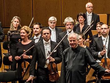 Reichlich Applaus gab es für die Bamberger Symphoniker und den dirigierenden Pianisten András Schiff beim Auftritt in der Bamberger Konzerthalle.Foto: Jochen Berger