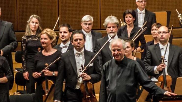 Reichlich Applaus gab es für die Bamberger Symphoniker und den dirigierenden Pianisten András Schiff beim Auftritt in der Bamberger Konzerthalle.Foto: Jochen Berger
