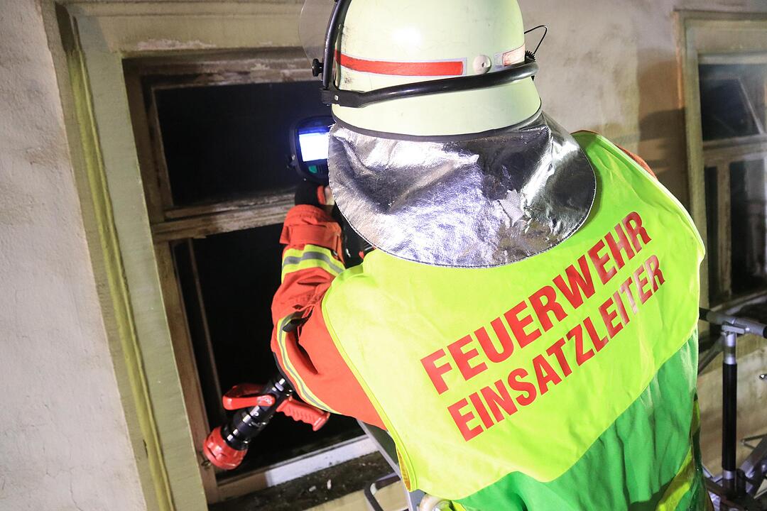 Dachstuhl in Flammen - Großeinsatz für Feuerwehr