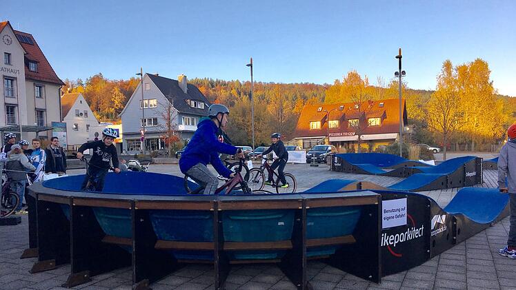 Bürgermeister Gerd Kleinhenz (PWW) will den Bau des neuen Pumptracks vorantreiben. Die mobile Version am Rathausplatz war vor Monaten auf große Resonanz gestoßen. Foto: Sebastian  Schmitt