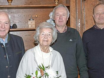 90. Geburtstag feierte Sophie Stammberger im Michelauer Seniorenwohnheim. Zu den Gratulanten gehörten Bürgermeister Helmut Fischer und Pfarrer Matthias Hain. Sohn Bernd unterstützte seine Mutter an ihrem Ehrentag. Fotos: Klaus Gagel