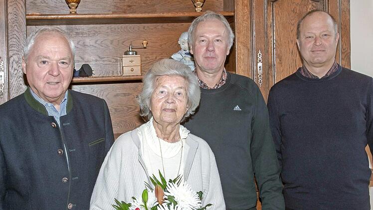 90. Geburtstag feierte Sophie Stammberger im Michelauer Seniorenwohnheim. Zu den Gratulanten gehörten Bürgermeister Helmut Fischer und Pfarrer Matthias Hain. Sohn Bernd unterstützte seine Mutter an ihrem Ehrentag. Fotos: Klaus Gagel