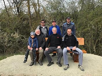 Die neue Ruhebank erprobten die "Erbauer" (von links): Mathias Mangold, Vorsitzender Heimatverein, mit Enkel Ben, Frank Dünisch und der 2. Vorsitzende Klaus Wohlfart (hinten von links), Christoph Föller, Bernhard Wohlfart und Christian Krisam.  Foto: M. Mellenthin