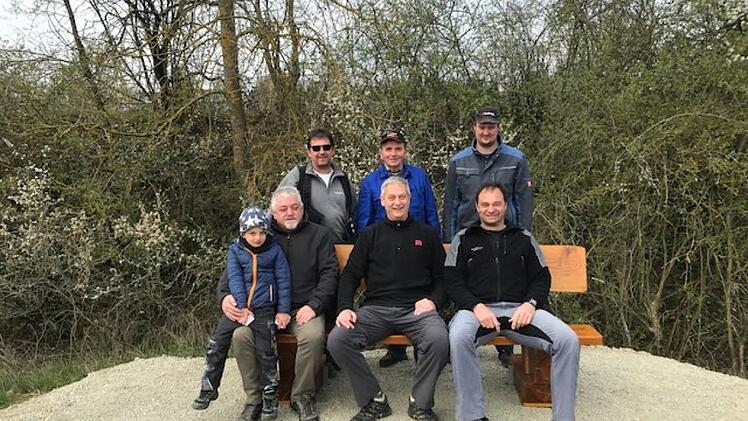 Die neue Ruhebank erprobten die "Erbauer" (von links): Mathias Mangold, Vorsitzender Heimatverein, mit Enkel Ben, Frank Dünisch und der 2. Vorsitzende Klaus Wohlfart (hinten von links), Christoph Föller, Bernhard Wohlfart und Christian Krisam.  Foto: M. Mellenthin
