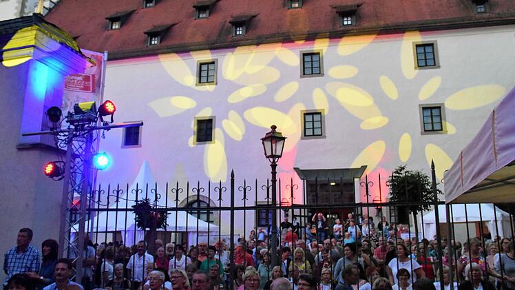 Die wechselnde Beleuchtung am späten Abend zauberte eine schöne Atmosphäre über den Platz. Foto: Ulrike Langer