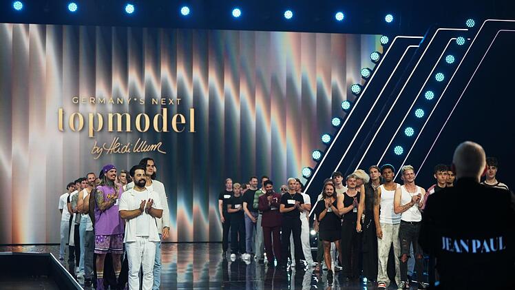 D&uuml;rfte einigen bekannt vorkommen: Transmann Jill Deimel im violetten Outfit.