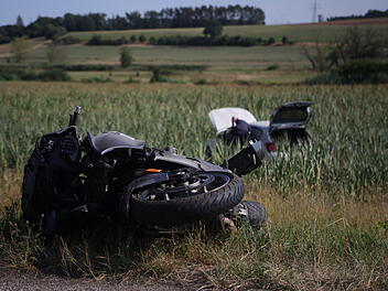 Unfall zwischen Auto und Motorrad im Kreis Ansbach: Biker in Klink geflogen