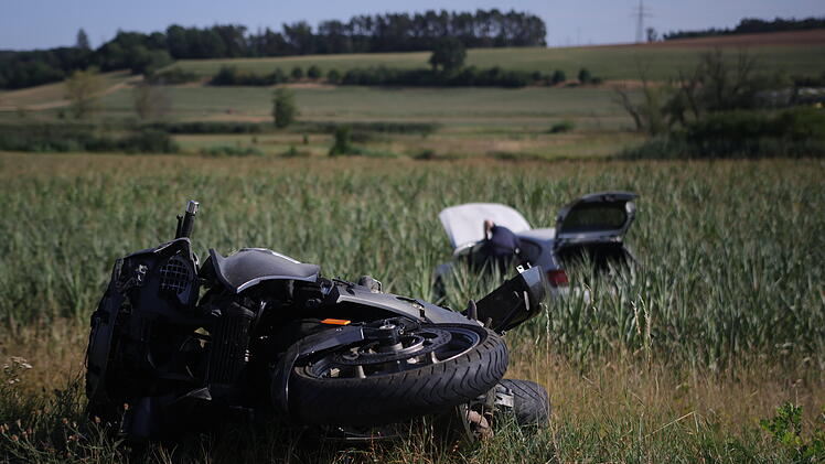 Unfall zwischen Auto und Motorrad im Kreis Ansbach: Biker in Klink geflogen