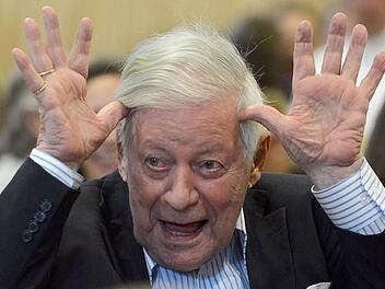 Der Altkanzler in ungewohnter Pose. Meist gibt er den Allwissenden. Foto: dpa