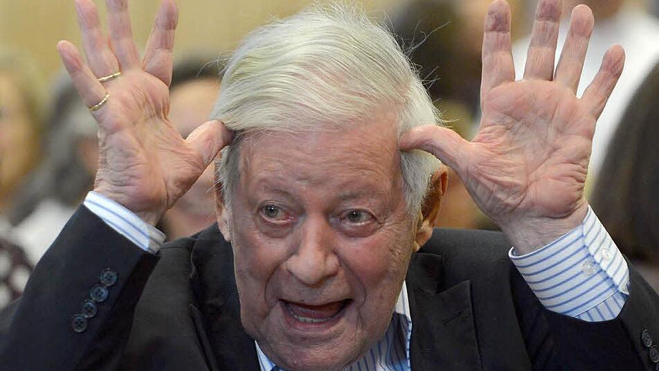 Der Altkanzler in ungewohnter Pose. Meist gibt er den Allwissenden. Foto: dpa