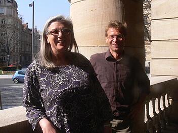 Viele Fragen an die Spitzenkandidaten der Stadt Bamberg: Die Moderatoren der FT-Podiumsdiskussion am Mittwochabend in den Haas-Sälen Gertrud Glössner-Möschk und Michael Wehner. Foto: Ronald Rinklef