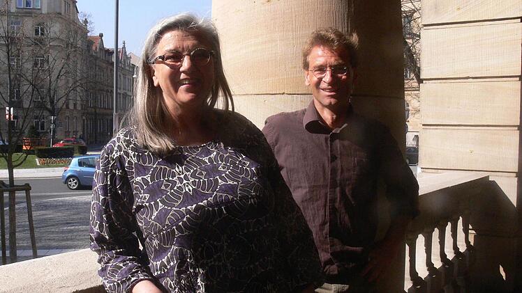 Viele Fragen an die Spitzenkandidaten der Stadt Bamberg: Die Moderatoren der FT-Podiumsdiskussion am Mittwochabend in den Haas-Sälen Gertrud Glössner-Möschk und Michael Wehner. Foto: Ronald Rinklef