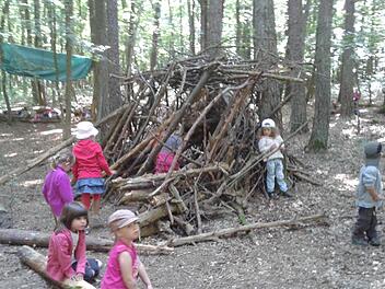 Regelmäßig versammelten sich die Kindergartenkinder rund um einen Unterstand mit Sitzkreis.  Foto: Stefan Geiger