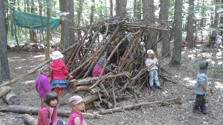 Regelmäßig versammelten sich die Kindergartenkinder rund um einen Unterstand mit Sitzkreis.  Foto: Stefan Geiger