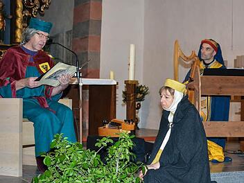 Auch die "Schleiersage" wurde in der Klosterkirche Frauenroth nachgespielt. (v.l.) Werner Vogel, Catherine Vogel und KnudSeckel. Foto: Björn Hein