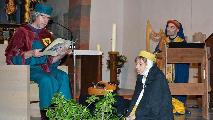 Auch die "Schleiersage" wurde in der Klosterkirche Frauenroth nachgespielt. (v.l.) Werner Vogel, Catherine Vogel und KnudSeckel. Foto: Björn Hein