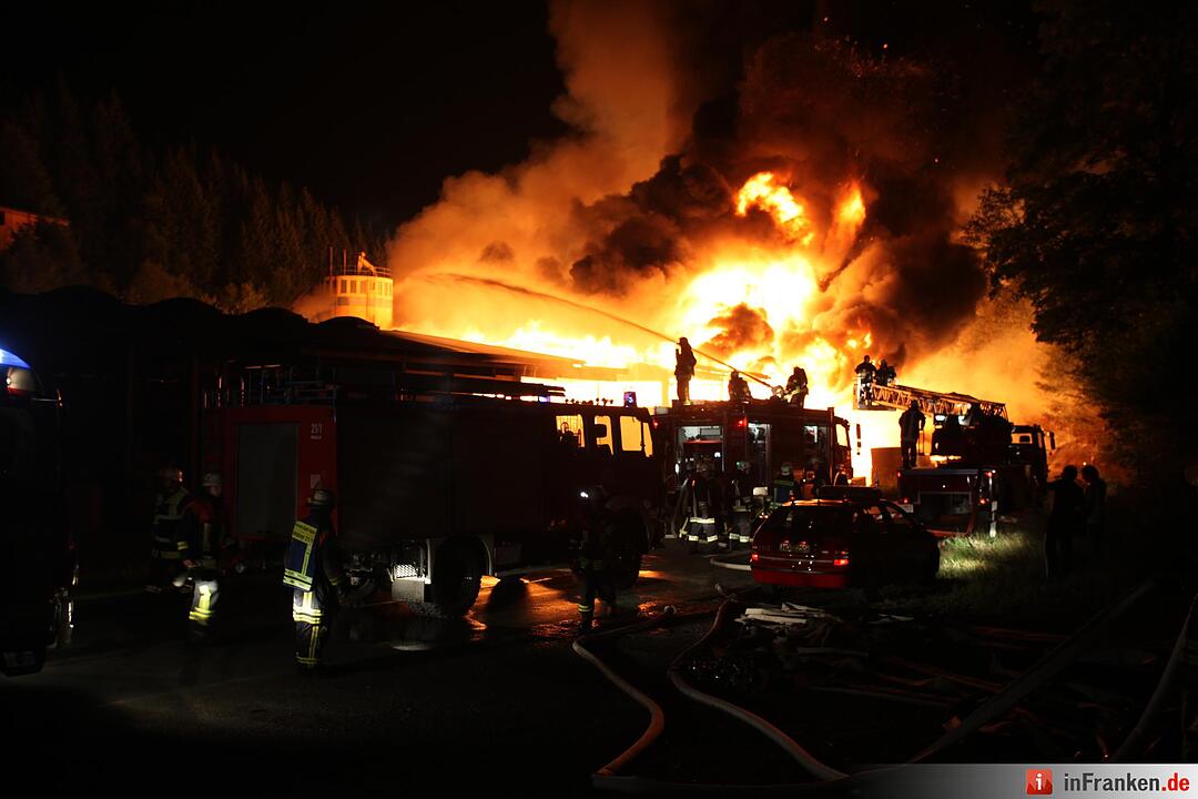 Riesiges Flammeninferno zerstoert grosses Saegewerk - Meterhohe Flammen