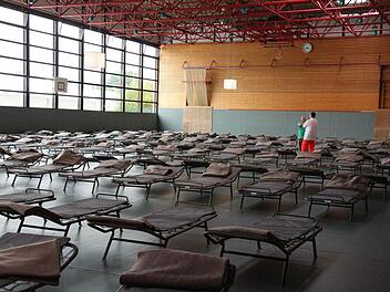 Die ehemalige BGS-Halle dient derzeit immer wieder als Unterkunft (hier ein Archivfoto vom ersten Aufbau). Am vergangenen Freitag trafen recht kurzfristig 78 Flüchtlinge ein; die Halle wurde dabei erstmals geteilt in einen Bereich für Familien und in einen für Alleinstehende. Foto: Simone Bastian
