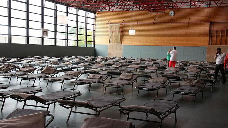 Die ehemalige BGS-Halle dient derzeit immer wieder als Unterkunft (hier ein Archivfoto vom ersten Aufbau). Am vergangenen Freitag trafen recht kurzfristig 78 Flüchtlinge ein; die Halle wurde dabei erstmals geteilt in einen Bereich für Familien und in einen für Alleinstehende. Foto: Simone Bastian