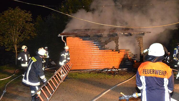 Zum Brand eines Gartenhäuschens in Bad Kissingen ist die Feuerwehr in der Nacht zum Donnerstag ausgerückt. Foto: Peter Rauch