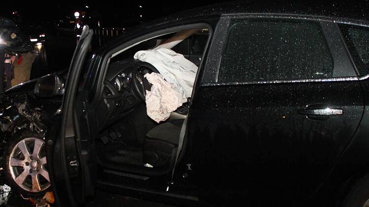 Der Airbag des Opel ist aufgegangen. Der Fahrer wurde zum Glück nur leicht verletzt.