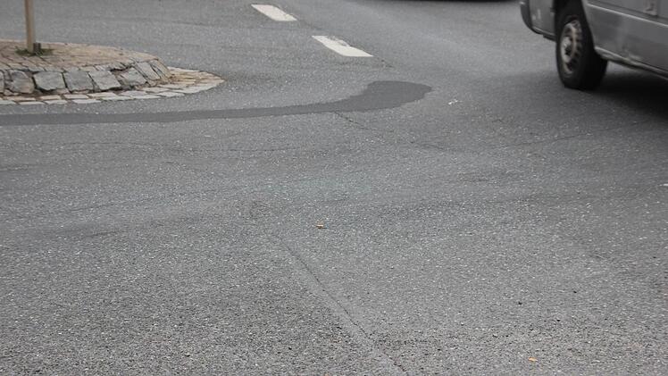 Die Fahrbahn ist uneben und wellig.