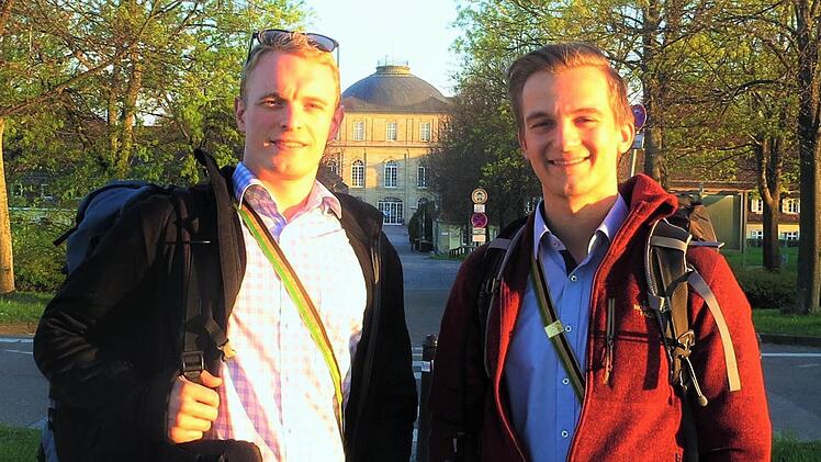 Start in Stuttgart: Pascal Böhnlein (links) und Alexander Zeller laufen die 250 Kilometer lange Strecke zu Fuß nach Coburg. Foto: privat