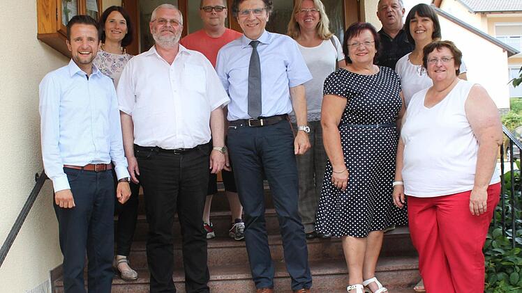 Von links: Zum Abschied vom Schulleiter der Grundschule Leuchsental Foto: Gerd Klemenz