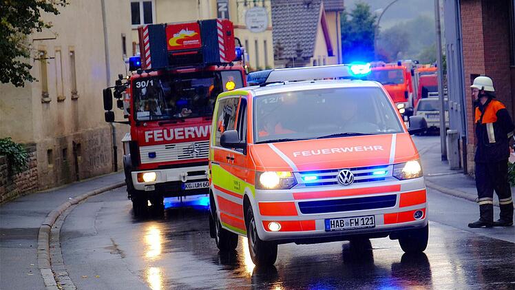 Im Nieselregen spiegelten sich die Blaulichter der einrückenden Feuerwehrautos. Foto: Gerd Schaar
