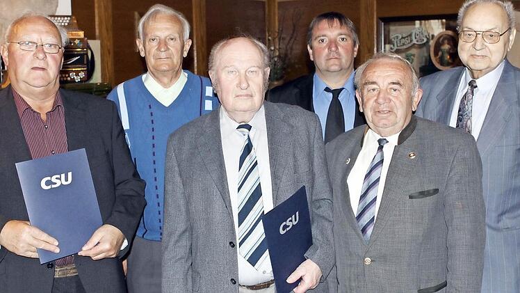 Die anlässlich des Jubiläums geehrten Mitglieder der Fischbacher CSU (v. l.) Eugen Bauer, Günther Volk und Erfried Scholz mit dem Vorsitzenden Werner Hugel, dem Kreisehrenvorsitzenden Heinz Hausmann und dem örtlichen Ehrenvorsitzenden Dieter Birnstiel  Foto: Michael Wunder